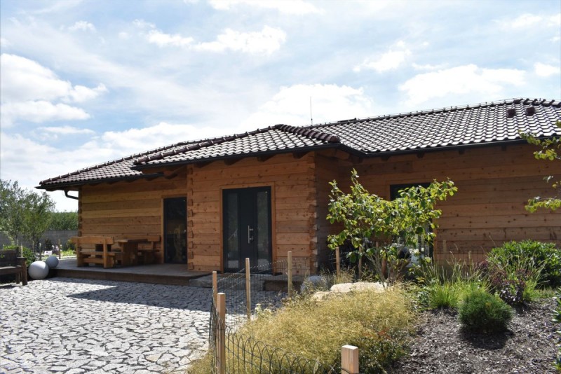 Moderní roubenky - bungalov tvaru 