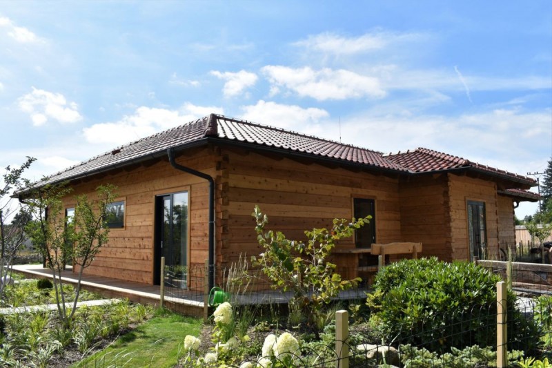 Moderní roubenky - bungalov tvaru 