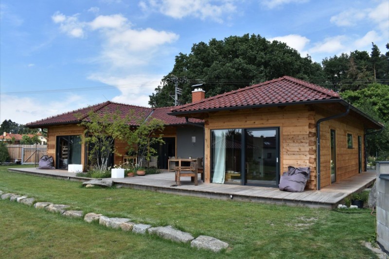Moderní roubenky - bungalov tvaru 