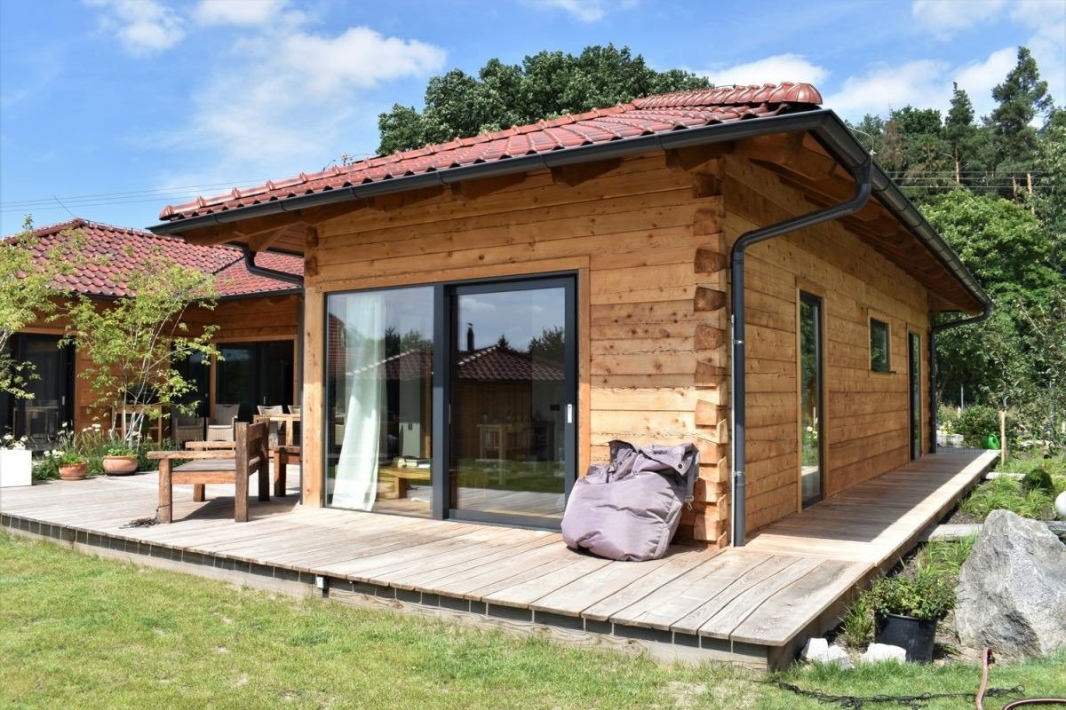 Moderní roubenka tvaru bungalov